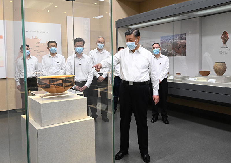 5月16日下午，中共中央总书记、国度主席、中央军委主席习近平在前往陕西西安主持中国－中亚峰会途中，在山西运城博物馆调查。